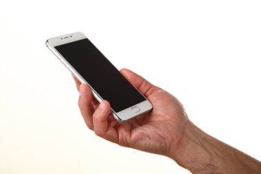 İnsan eli, avucunda boş bir krom ekran olan modern bir akıllı telefonu tutar. Teknoloji ve reklam kavramı. Ayrıntılı yakın çekim stüdyo çekimi soyut beyaz arka planda izole