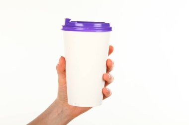 İnsan eli plastik kapaklı boş bir kahve fincanı tutar. Tek kullanımlık fincana çay ya da kahve konsepti. Metin veya logo için yeri ve yeri kopyala. Beyaz bir arkaplanda izole edilmiş