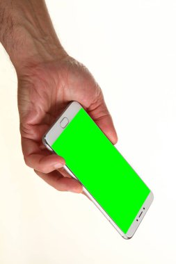 İnsan eli, avucunda boş bir krom ekran olan modern bir akıllı telefonu tutar. Teknoloji ve reklam kavramı. Ayrıntılı yakın çekim stüdyo çekimi soyut beyaz arka planda izole