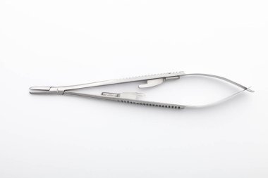 Çelik cerrahi aletler ve laboratuvar ekipmanları beyaz arka planda izole edilmiş. Profesyonel klinik aletleri. Tıbbi, cerrahi, ambulans ve veteriner konsepti. Yumuşak seçici odaklı yakın plan