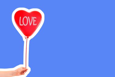 Kadın eli kırmızı kauçuk, şişme kalp şeklinde balon tutuyor. Aşk, ilişki, sevgililer günü ve doğum günü kutlaması konsepti. Boş kopya alanı olan dergi tarzı moda kolajı