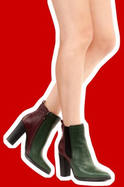 Bayan giysi ayakkabısı. Uzun ince kadın bacakları yüksek topuklu ayakkabı giyiyor. Fotokopi alanı olan moda modeli. Klasik ve günlük kıyafet konsepti. Ayrıntılı yakın çekim stüdyo çekimi. Dergi tarzı moda kolajı