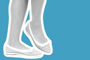 Bayan giysi ayakkabısı. Düşük deri ayakkabılar giyen uzun ince kadın bacağı. Fotokopi alanı olan moda modeli. Klasik ve günlük kıyafet konsepti. Ayrıntılı yakın çekim stüdyo çekimi. Dergi tarzı moda kolajı