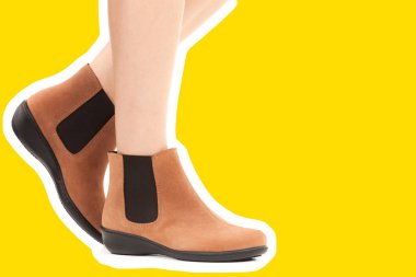 Bayan giysi ayakkabısı. Düşük deri ayakkabılar giyen uzun ince kadın bacakları. Fotokopi alanı olan moda modeli. Klasik ve günlük kıyafet konsepti. Ayrıntılı yakın çekim stüdyo çekimi. Dergi tarzı moda kolajı