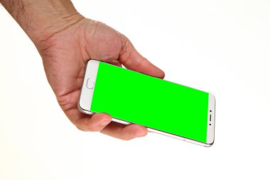 İnsan eli, avucunda boş bir krom ekran olan modern bir akıllı telefonu tutar. Teknoloji ve reklam kavramı. Ayrıntılı yakın çekim stüdyo çekimi soyut beyaz arka planda izole