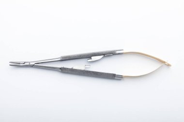 Çelik cerrahi aletler ve laboratuvar ekipmanları beyaz arka planda izole edilmiş. Profesyonel klinik aletleri. Tıbbi, cerrahi, ambulans ve veteriner konsepti. Yumuşak seçici odaklı yakın plan