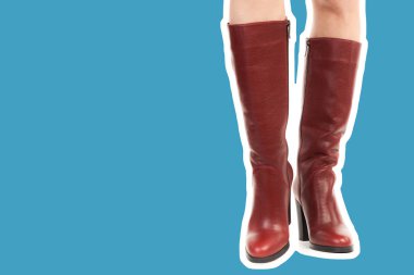 Bayan giysi ayakkabısı. Uzun ince kadın bacakları yüksek topuklu uzun çizme giyer. Fotokopi alanı olan moda modeli. Klasik ve günlük kıyafet konsepti. Ayrıntılı yakın çekim stüdyo çekimi. Dergi tarzı moda kolajı