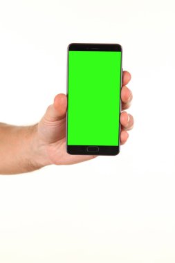 İnsan eli, avucunda boş bir krom ekran olan modern bir akıllı telefonu tutar. Teknoloji ve reklam kavramı. Ayrıntılı yakın çekim stüdyo çekimi soyut beyaz arka planda izole