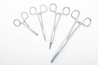 Çelik cerrahi aletler ve laboratuvar ekipmanları beyaz arka planda izole edilmiş. Profesyonel klinik aletleri. Tıbbi, cerrahi, ambulans ve veteriner konsepti. Yumuşak seçici odaklı yakın plan