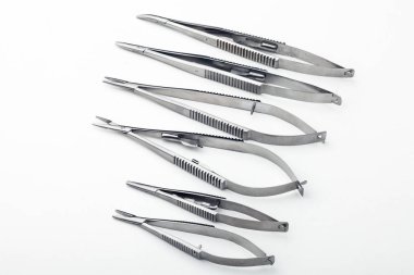 Çelik cerrahi aletler ve laboratuvar ekipmanları beyaz arka planda izole edilmiş. Profesyonel klinik aletleri. Tıbbi, cerrahi, ambulans ve veteriner konsepti. Yumuşak seçici odaklı yakın plan