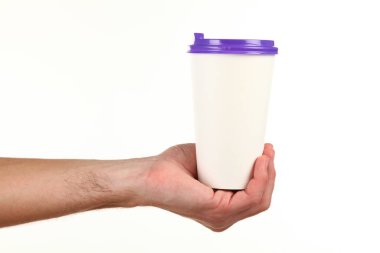 İnsan eli plastik kapaklı boş bir kahve fincanı tutar. Tek kullanımlık fincana çay ya da kahve konsepti. Metin veya logo için yeri ve yeri kopyala. Beyaz bir arkaplanda izole edilmiş