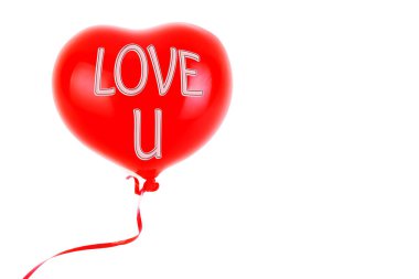 Kırmızı lastik şişme kalp şeklinde balon. Aşk, ilişki, sevgililer günü ve doğum günü kutlaması konsepti. Stüdyo görüntüsü boş kopya alanı olan bulanık bir arkaplan üzerinde