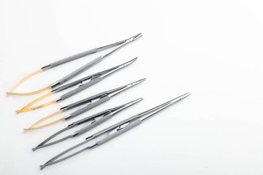 Çelik cerrahi aletler ve laboratuvar ekipmanları beyaz arka planda izole edilmiş. Profesyonel klinik aletleri. Tıbbi, cerrahi, ambulans ve veteriner konsepti. Yumuşak seçici odaklı yakın plan