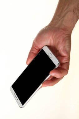İnsan eli, avucunda boş bir krom ekran olan modern bir akıllı telefonu tutar. Teknoloji ve reklam kavramı. Ayrıntılı yakın çekim stüdyo çekimi soyut beyaz arka planda izole