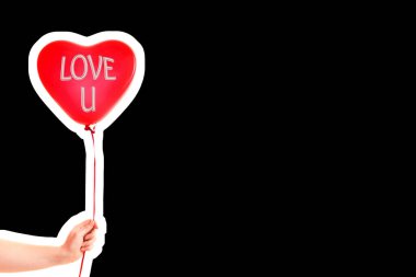 Kadın eli kırmızı kauçuk, şişme kalp şeklinde balon tutuyor. Aşk, ilişki, sevgililer günü ve doğum günü kutlaması konsepti. Boş kopya alanı olan dergi tarzı moda kolajı