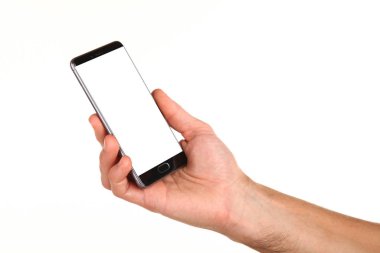 İnsan eli, avucunda boş bir krom ekran olan modern bir akıllı telefonu tutar. Teknoloji ve reklam kavramı. Ayrıntılı yakın çekim stüdyo çekimi soyut beyaz arka planda izole