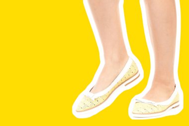 Bayan giysi ayakkabısı. Düşük deri ayakkabılar giyen uzun ince kadın bacağı. Fotokopi alanı olan moda modeli. Klasik ve günlük kıyafet konsepti. Ayrıntılı yakın çekim stüdyo çekimi. Dergi tarzı moda kolajı