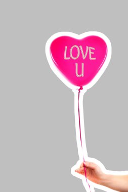 Kadın eli kırmızı kauçuk, şişme kalp şeklinde balon tutuyor. Aşk, ilişki, sevgililer günü ve doğum günü kutlaması konsepti. Boş kopya alanı olan dergi tarzı moda kolajı