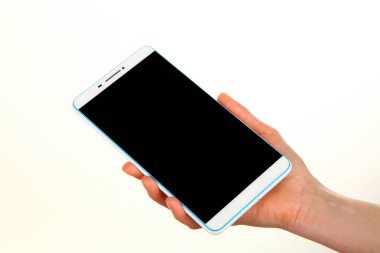 İnsan eli, avucunda boş bir krom ekran olan modern bir akıllı telefonu tutar. Teknoloji ve reklam kavramı. Ayrıntılı yakın çekim stüdyo çekimi soyut beyaz arka planda izole