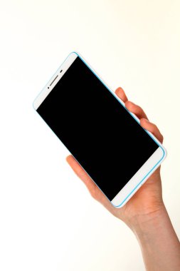 İnsan eli, avucunda boş bir krom ekran olan modern bir akıllı telefonu tutar. Teknoloji ve reklam kavramı. Ayrıntılı yakın çekim stüdyo çekimi soyut beyaz arka planda izole