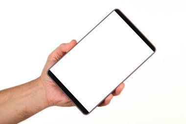 İnsan eli, avucunda boş bir krom ekran olan modern bir akıllı telefonu tutar. Teknoloji ve reklam kavramı. Ayrıntılı yakın çekim stüdyo çekimi soyut beyaz arka planda izole