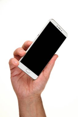 İnsan eli, avucunda boş bir krom ekran olan modern bir akıllı telefonu tutar. Teknoloji ve reklam kavramı. Ayrıntılı yakın çekim stüdyo çekimi soyut beyaz arka planda izole