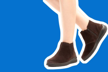 Bayan giysi ayakkabısı. Düşük deri ayakkabılar giyen uzun ince kadın bacağı. Fotokopi alanı olan moda modeli. Klasik ve günlük kıyafet konsepti. Ayrıntılı yakın çekim stüdyo çekimi. Dergi tarzı moda kolajı