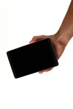 İnsan eli, avucunda boş bir krom ekran olan modern bir akıllı telefonu tutar. Teknoloji ve reklam kavramı. Ayrıntılı yakın çekim stüdyo çekimi soyut beyaz arka planda izole