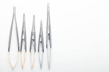 Çelik cerrahi aletler ve laboratuvar ekipmanları beyaz arka planda izole edilmiş. Profesyonel klinik aletleri. Tıbbi, cerrahi, ambulans ve veteriner konsepti. Yumuşak seçici odaklı yakın plan