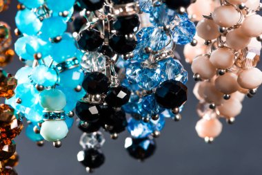 Güzel ve zarif el yapımı mücevher kolye ve renkli parlak boncuklar. Moda ve el işi aksesuarları. Soyut bulanık arkaplan üzerine yumuşak seçici odak ile sanat yakın plan