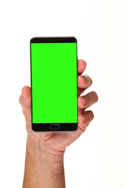 İnsan eli, avucunda boş bir krom ekran olan modern bir akıllı telefonu tutar. Teknoloji ve reklam kavramı. Ayrıntılı yakın çekim stüdyo çekimi soyut beyaz arka planda izole