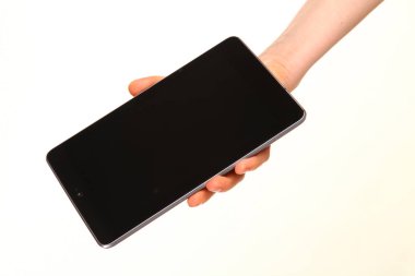 İnsan eli, avucunda boş bir krom ekran olan modern bir akıllı telefonu tutar. Teknoloji ve reklam kavramı. Ayrıntılı yakın çekim stüdyo çekimi soyut beyaz arka planda izole