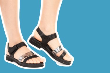 Bayan giysi ayakkabısı. Deri sandalet giyen uzun ince kadın bacakları. Fotokopi alanı olan moda modeli. Klasik ve günlük kıyafet konsepti. Detaylı yakın çekim stüdyo çekimi Magazin tarzı moda kolajı