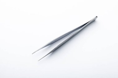 Çelik cerrahi aletler ve laboratuvar ekipmanları beyaz arka planda izole edilmiş. Profesyonel klinik aletleri. Tıbbi, cerrahi, ambulans ve veteriner konsepti. Yumuşak seçici odaklı yakın plan