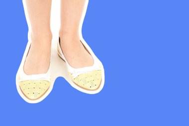 Bayan giysi ayakkabısı. Düşük deri ayakkabılar giyen uzun ince kadın bacakları. Fotokopi alanı olan moda modeli. Klasik ve günlük kıyafet konsepti. Detaylı yakın çekim stüdyo çekimi Magazin tarzı moda kolajı