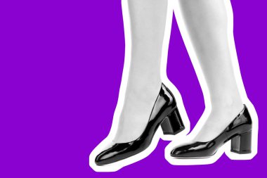 Bayan giysi ayakkabısı. Yüksek topuklu ayakkabı giyen uzun ince kadın bacakları. Fotokopi alanı olan moda modeli. Klasik ve günlük kıyafet konsepti. Ayrıntılı yakın çekim stüdyo çekimi. Dergi tarzı moda kolajı