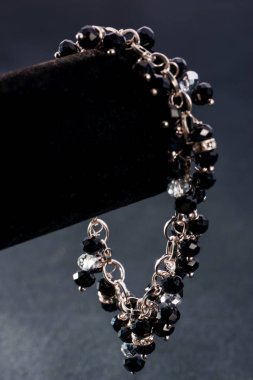 Güzel ve zarif el yapımı mücevher kolye ve renkli parlak boncuklar. Moda ve el işi aksesuarları. Soyut bulanık arkaplan üzerine yumuşak seçici odak ile sanat yakın plan