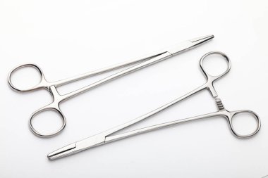 Çelik cerrahi aletler ve laboratuvar ekipmanları beyaz arka planda izole edilmiş. Profesyonel klinik aletleri. Tıbbi, cerrahi, ambulans ve veteriner konsepti. Yumuşak seçici odaklı yakın plan