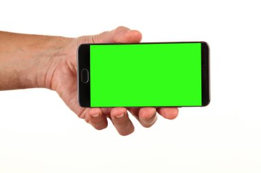 İnsan eli, avucunda boş bir krom ekran olan modern bir akıllı telefonu tutar. Teknoloji ve reklam kavramı. Ayrıntılı yakın çekim stüdyo çekimi soyut beyaz arka planda izole