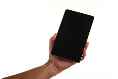 İnsan eli, avucunda boş bir krom ekran olan modern bir akıllı telefonu tutar. Teknoloji ve reklam kavramı. Ayrıntılı yakın çekim stüdyo çekimi soyut beyaz arka planda izole