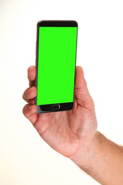İnsan eli, avucunda boş bir krom ekran olan modern bir akıllı telefonu tutar. Teknoloji ve reklam kavramı. Ayrıntılı yakın çekim stüdyo çekimi soyut beyaz arka planda izole