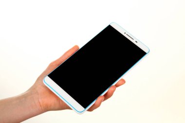 İnsan eli, avucunda boş bir krom ekran olan modern bir akıllı telefonu tutar. Teknoloji ve reklam kavramı. Ayrıntılı yakın çekim stüdyo çekimi soyut beyaz arka planda izole