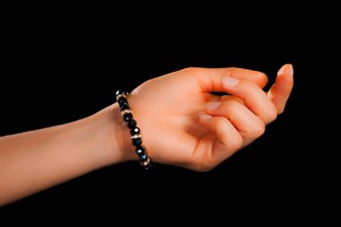 Güzel bir el yapımı mücevher bileziği. Renkli parlak boncuklar ve nötr manikürlü gevşek bir kadın bileği. Moda ve el işi aksesuarları. Yumuşak seçici odaklı yakın plan