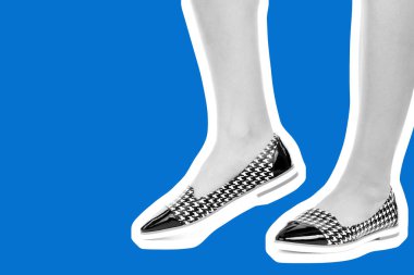 Bayan giysi ayakkabısı. Düşük deri ayakkabılar giyen uzun ince kadın bacağı. Fotokopi alanı olan moda modeli. Klasik ve günlük kıyafet konsepti. Ayrıntılı yakın çekim stüdyo çekimi. Dergi tarzı moda kolajı