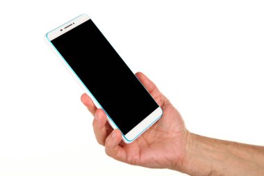 İnsan eli, avucunda boş bir krom ekran olan modern bir akıllı telefonu tutar. Teknoloji ve reklam kavramı. Ayrıntılı yakın çekim stüdyo çekimi soyut beyaz arka planda izole