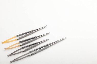 Çelik cerrahi aletler ve laboratuvar ekipmanları beyaz arka planda izole edilmiş. Profesyonel klinik aletleri. Tıbbi, cerrahi, ambulans ve veteriner konsepti. Yumuşak seçici odaklı yakın plan