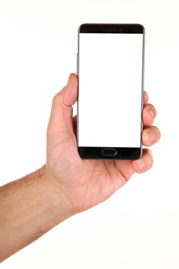 İnsan eli, avucunda boş bir krom ekran olan modern bir akıllı telefonu tutar. Teknoloji ve reklam kavramı. Ayrıntılı yakın çekim stüdyo çekimi soyut beyaz arka planda izole