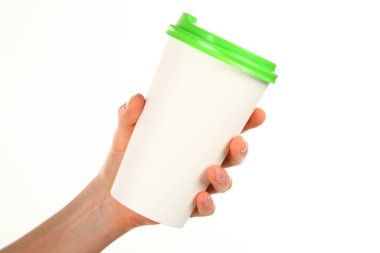 İnsan eli plastik kapaklı boş bir kahve fincanı tutar. Tek kullanımlık fincana çay ya da kahve konsepti. Metin veya logo için yeri ve yeri kopyala. Beyaz bir arkaplanda izole edilmiş