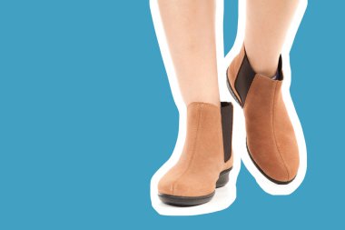 Bayan giysi ayakkabısı. Düşük deri ayakkabılar giyen uzun ince kadın bacağı. Fotokopi alanı olan moda modeli. Klasik ve günlük kıyafet konsepti. Ayrıntılı yakın çekim stüdyo çekimi. Dergi tarzı moda kolajı