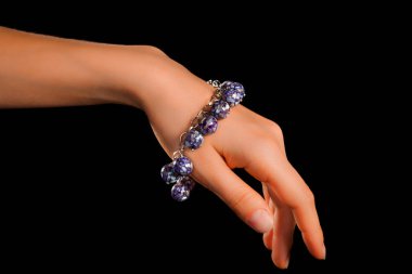 Güzel bir el yapımı mücevher bileziği. Renkli parlak boncuklar ve nötr manikürlü gevşek bir kadın bileği. Moda ve el işi aksesuarları. Yumuşak seçici odaklı yakın plan